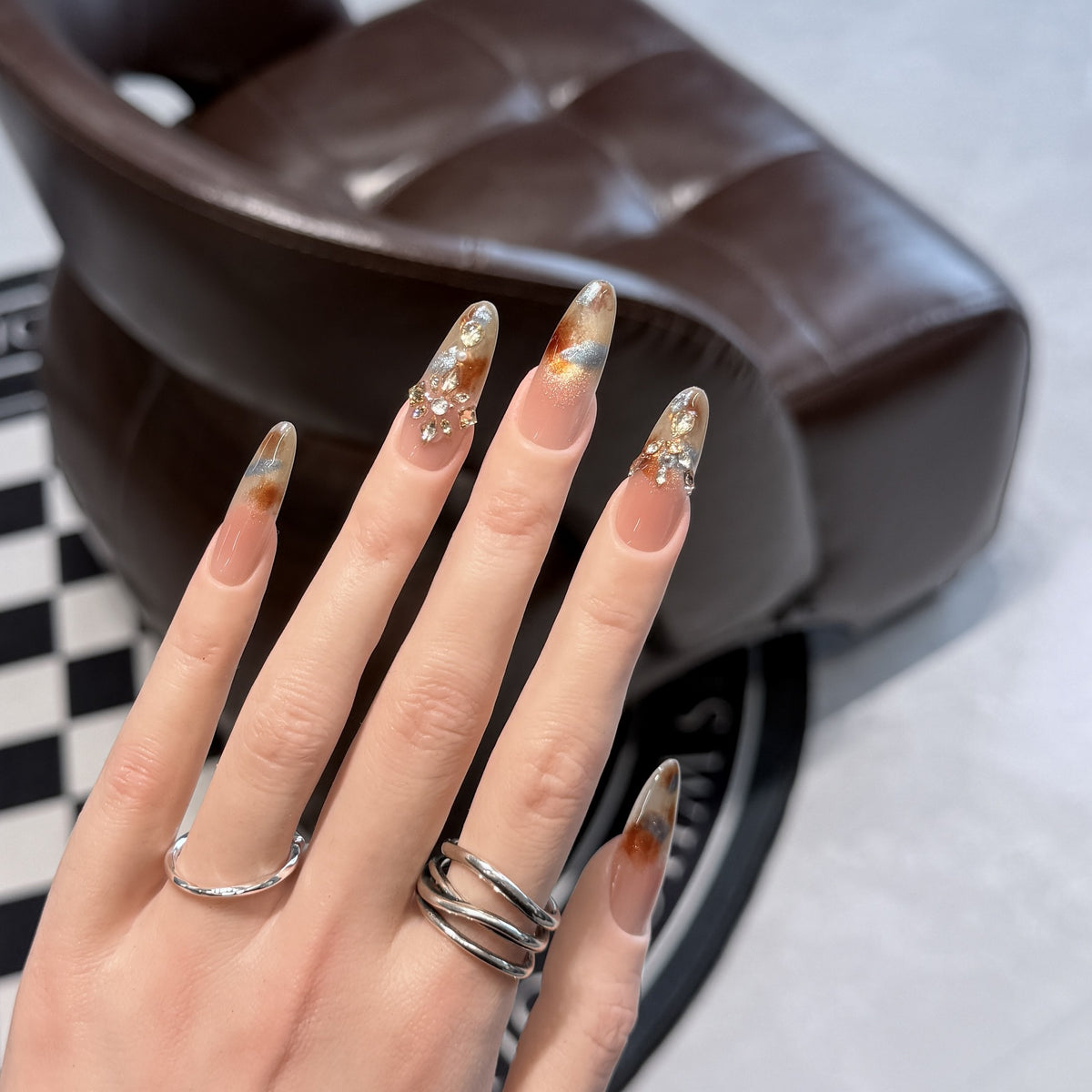 Dekorative Stiletto Press-On-Nagelset mit Blumenmustern Brehn