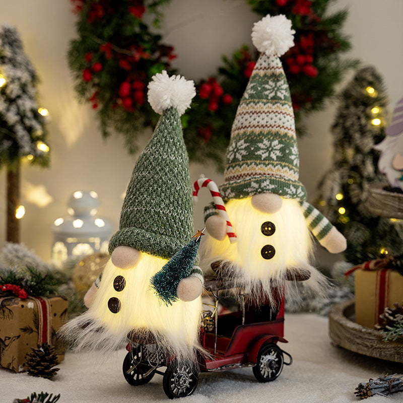 Dekorative Weihnachtsgnom mit leuchtenden Details Brehn