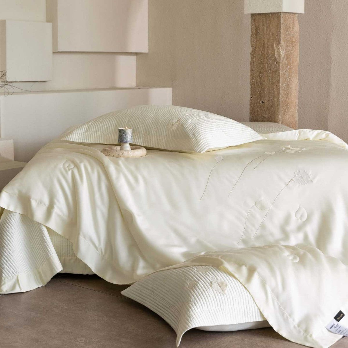 Luxuriöses Satin-Bettwäsche-Set mit bestickter Steppdecke und Kissenbezügen