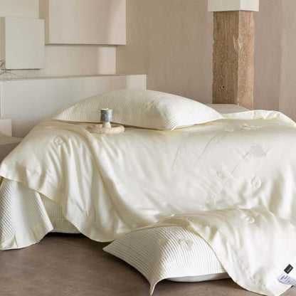 Luxuriöses Satin-Bettwäsche-Set mit bestickter Steppdecke und Kissenbezügen