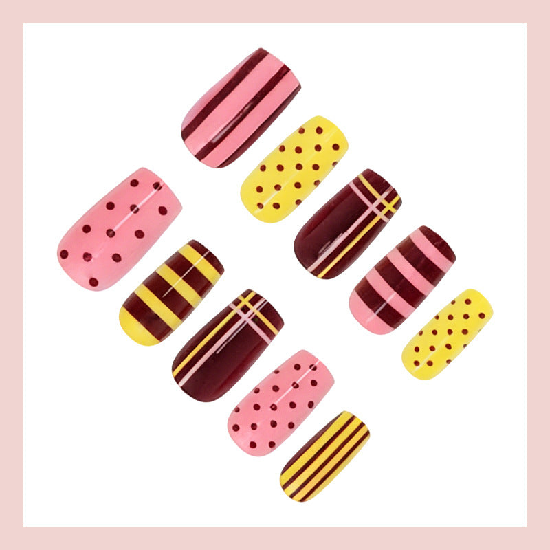 Kunstnagelset mit stilvollen geometrischen Designs Brehn