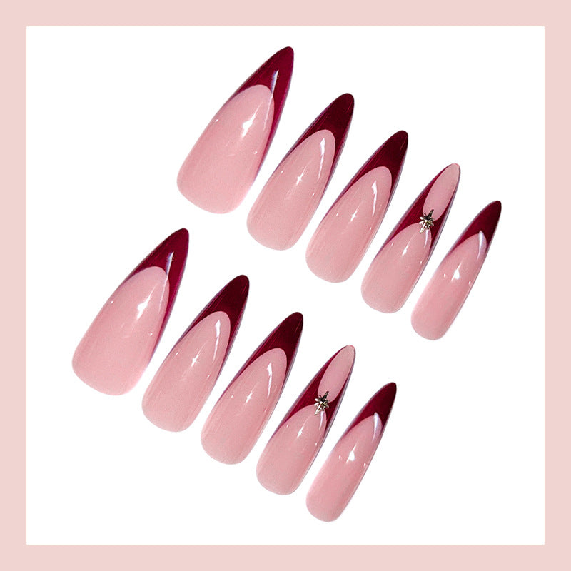 Kunstnagelset mit spitzen Formen und glänzenden Akzenten Brehn