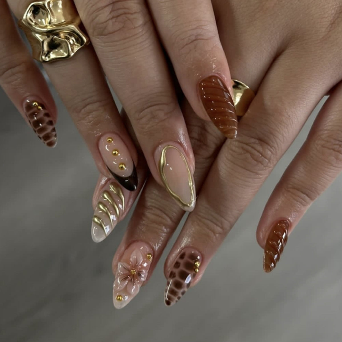 Elegante Nagelkunst im maritime Design mit Glitzer und 3D-Akzenten Brehn