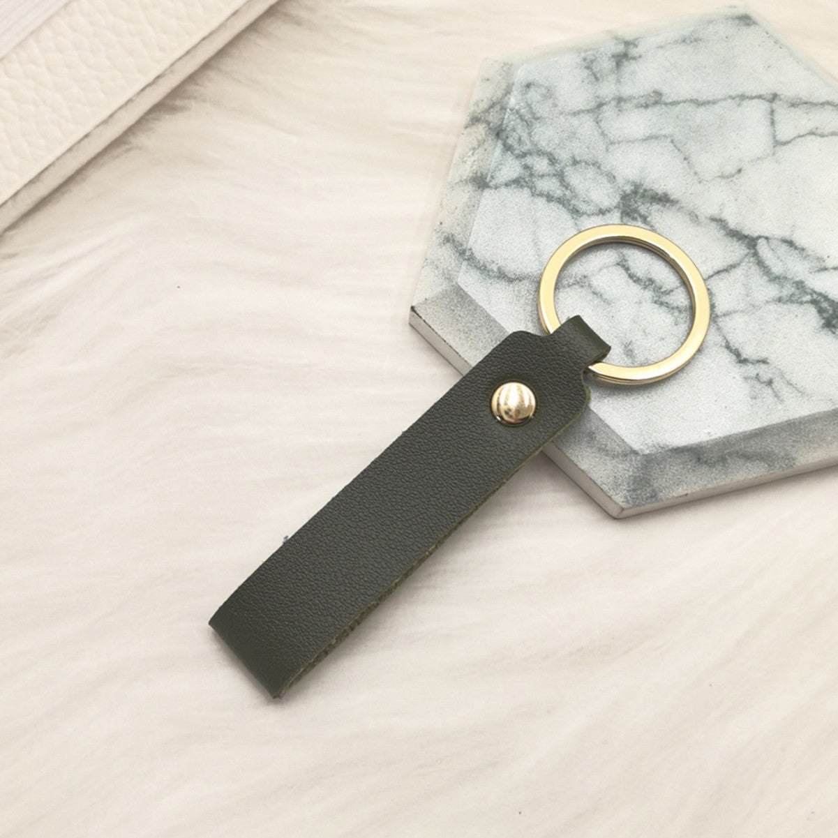 Unisex Schlüsselanhänger aus hochwertigem Kunstleder mit eleganter Metallverzierung Brehn
