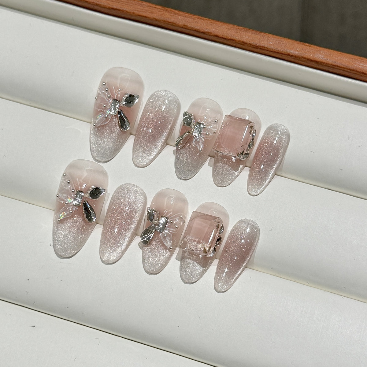 Dekoratives Press-On Nail Art Set mit eleganten Juwelenakzenten