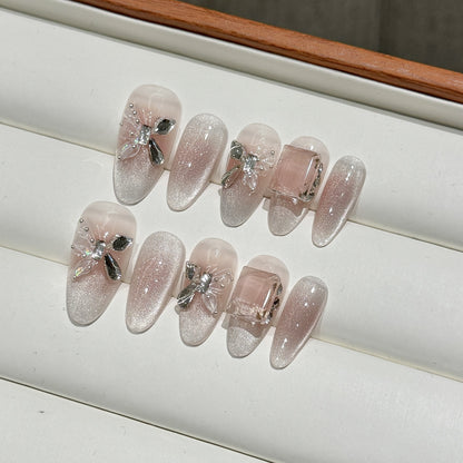 Dekoratives Press-On Nail Art Set mit eleganten Juwelenakzenten