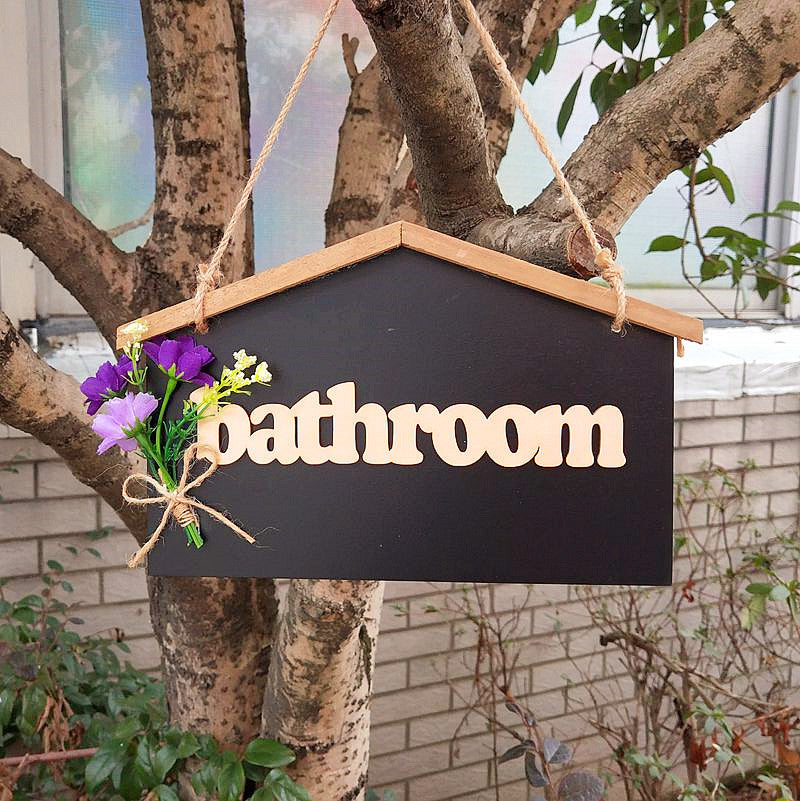 Dekorative Toilettafel mit Blumenakzenten
