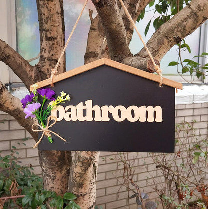 Dekorative Toilettafel mit Blumenakzenten