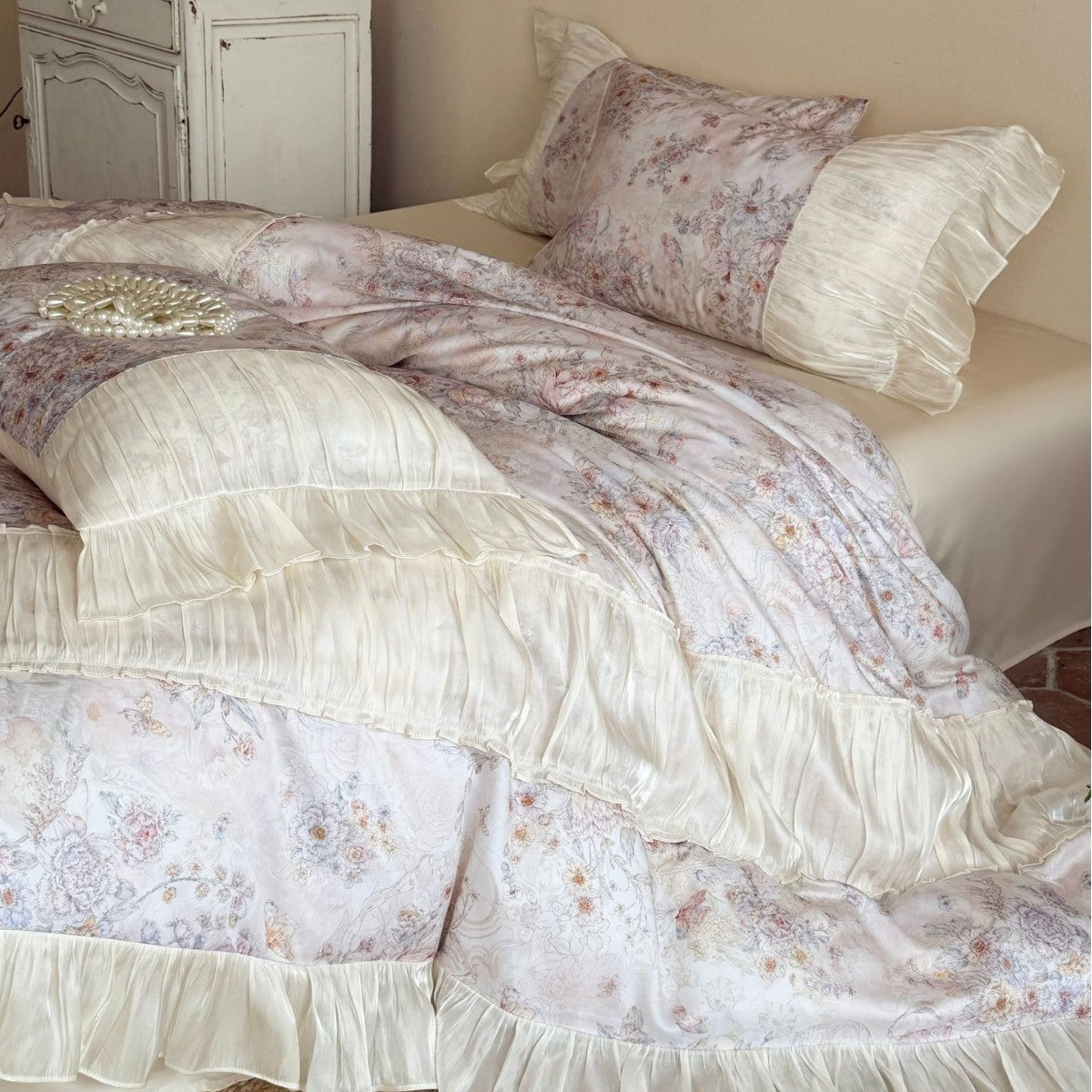 Romantische Bettwäsche-Garnitur aus Baumwollsatin mit floralem Vintage-Print und plissierten Volants Brehn