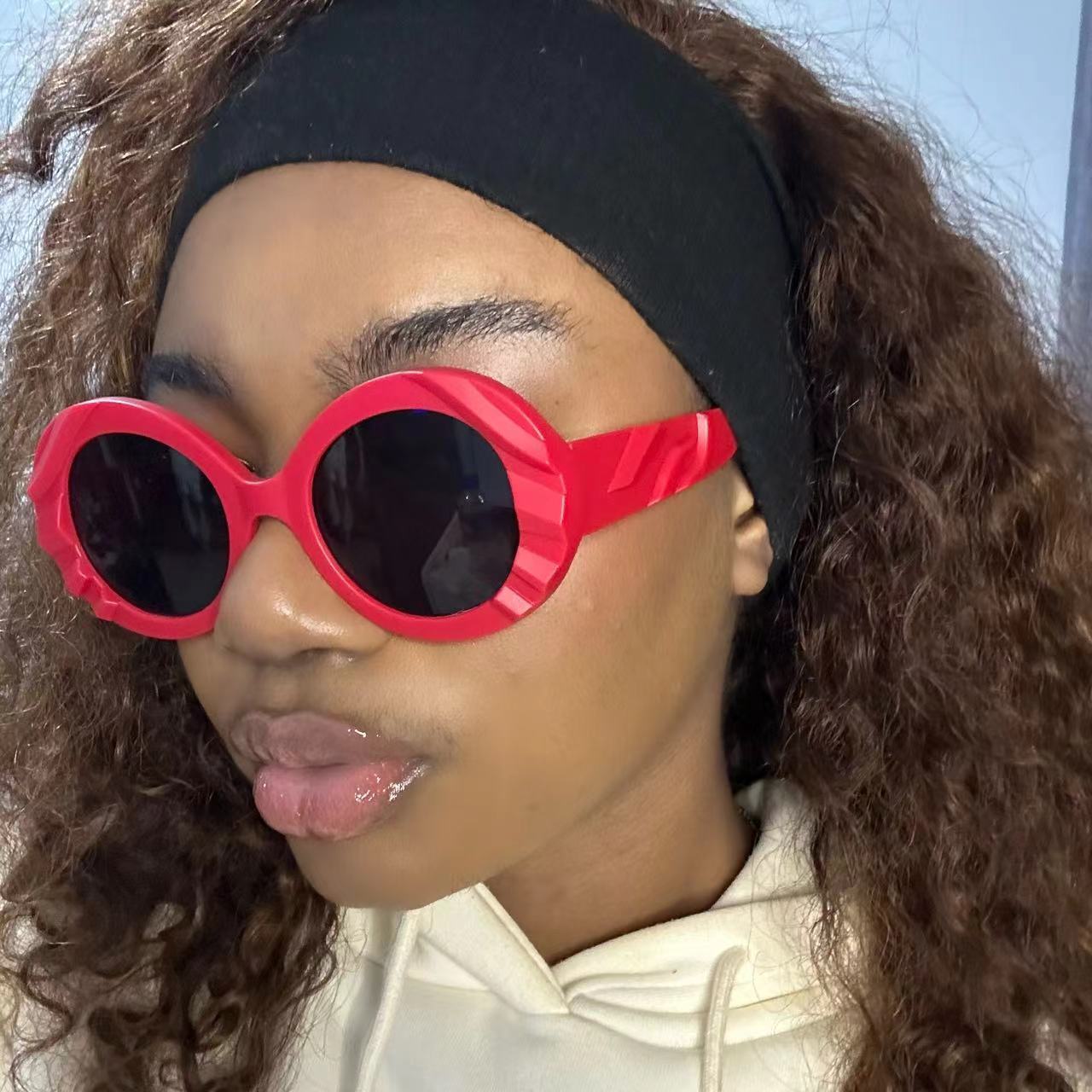 Damen Sonnenbrille mit einzigartigem, strukturiertem Rahmen und schützenden Gläsern Brehn