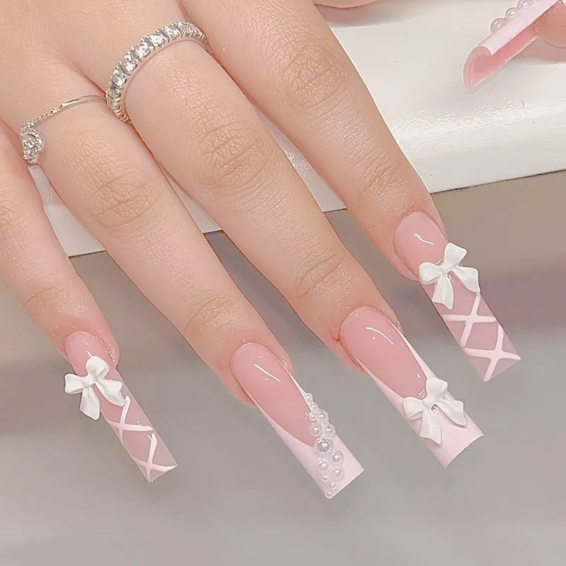 Kunstnagelset mit eleganten 3D- Schleifen und Perlenverzierungen Brehn
