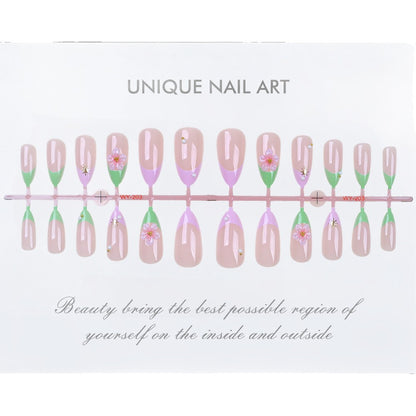 Eleganter mit Blumenakzenten verzierter Press-On-Nagelset Brehn