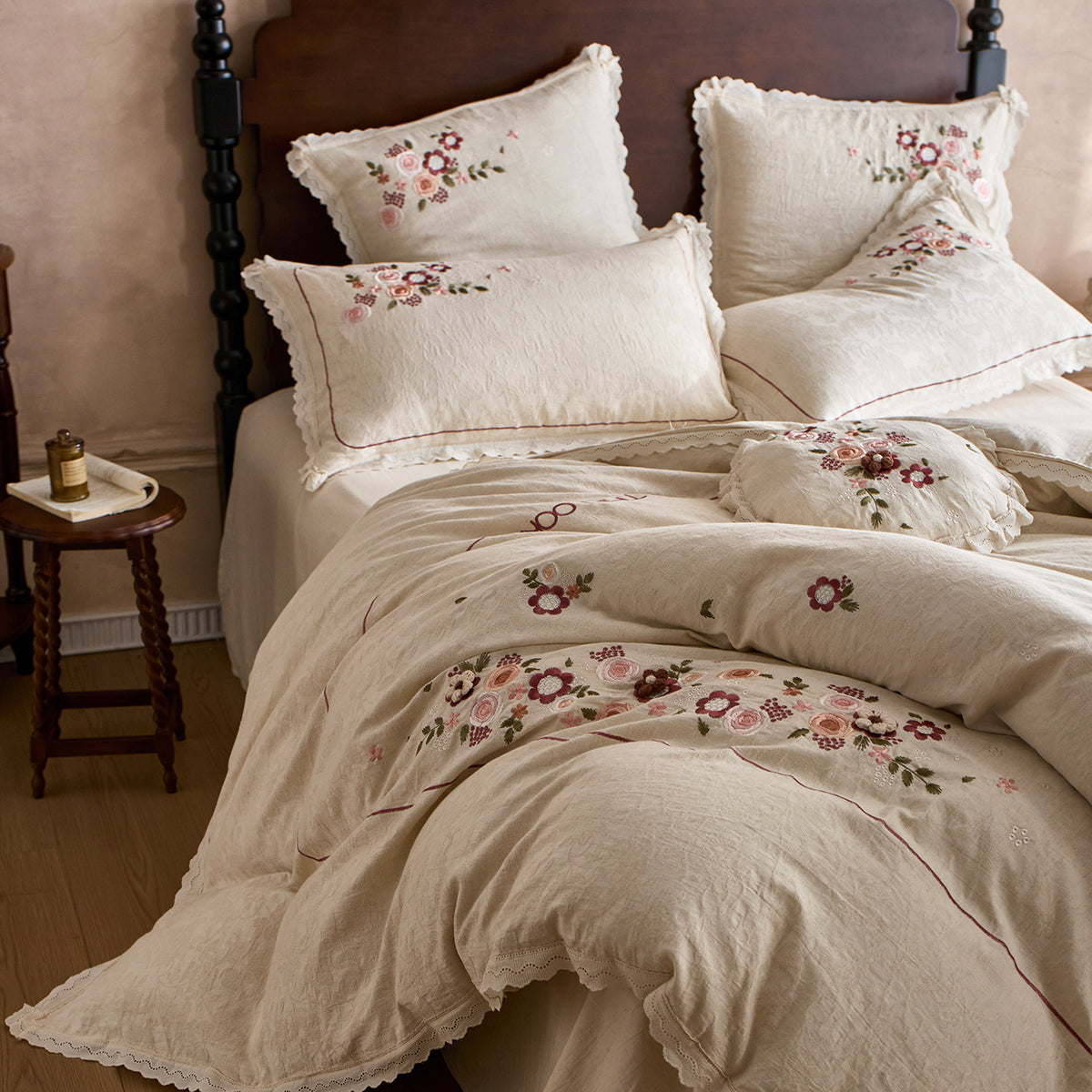 Romantische Bettwäsche‑Garnitur aus Baumwoll‑Leinen mit floraler Stickerei und gewelltem Saum