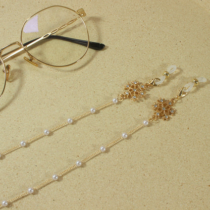 Elegante Brillenhalterkette mit Perlen und Schneeflockenanhänger Brehn