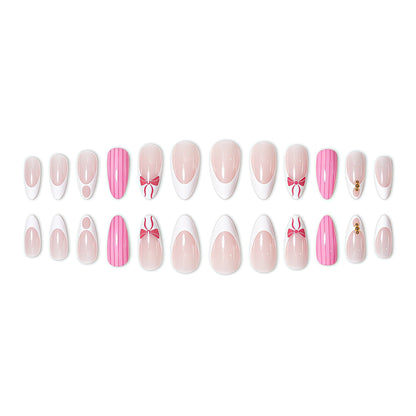 Künstlerische French Tip Pseudonägel mit Schleifenakzenten Brehn