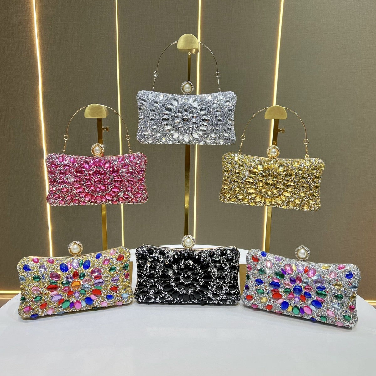 Aufwendig besetzte Abend-Clutch
