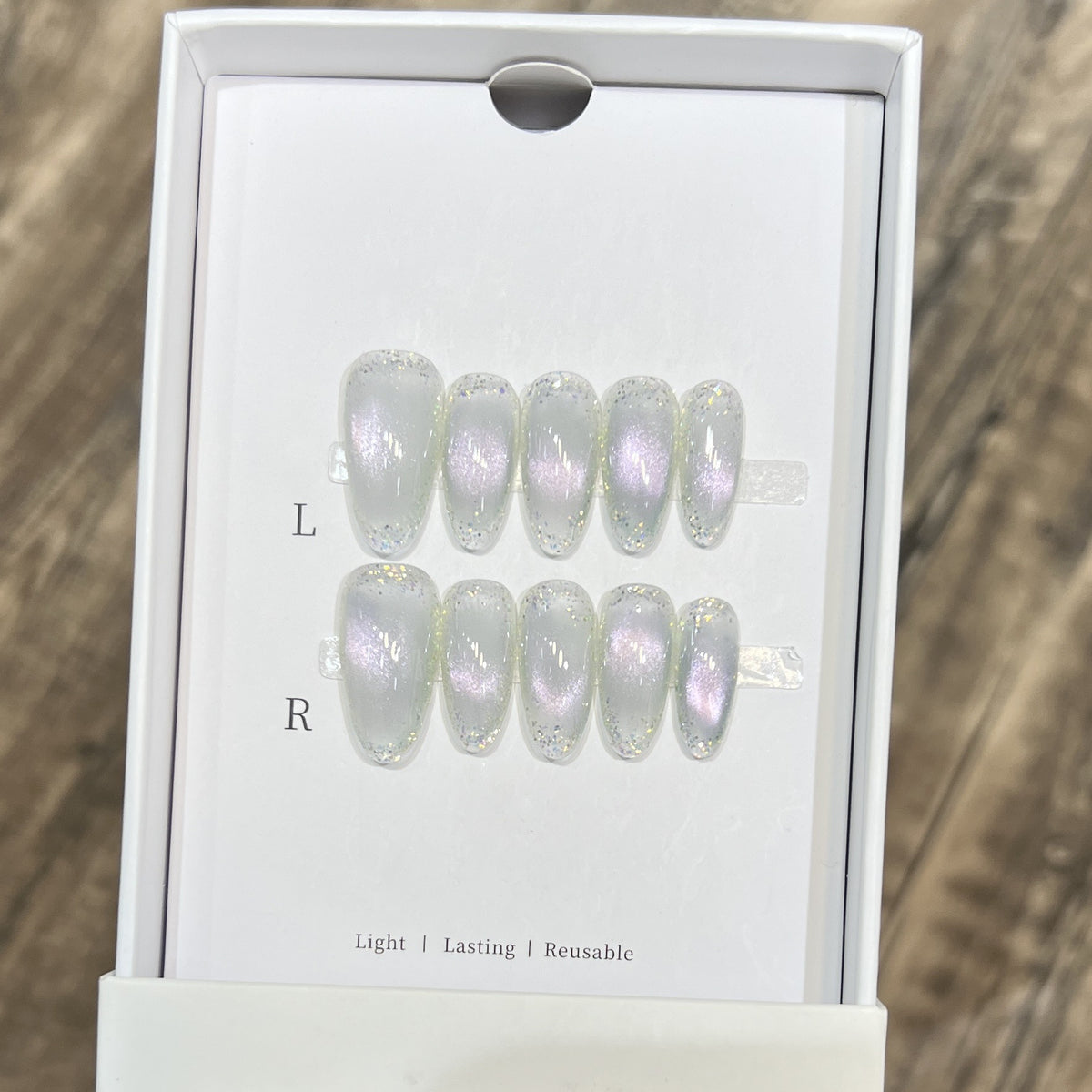 Handgemachtes Press-On-Nagelset mit irisierendem Finish Brehn