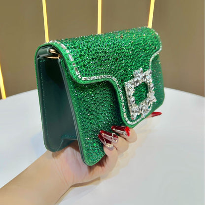 Glänzende, mit Kristallen verzierte Abend-Clutch
