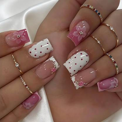 Kunstnagelset mit verspielten Blüten- und Punktmotiv Brehn