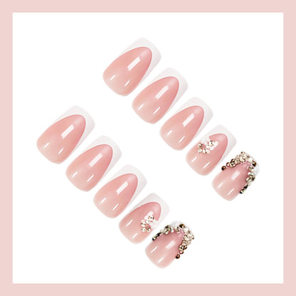 Kunstnagelset mit luxuriösen 3D-Verzierungen und eleganten French-Spitzen Brehn
