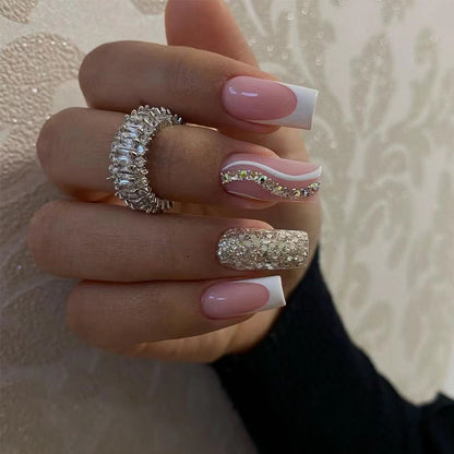 Kunstvolle Nagelkunst mit Glitzer- und Wellenakzenten Brehn