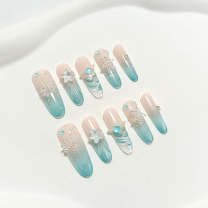 Elegante Nagelkunst mit Meeresthema und 3D-Akzenten Brehn