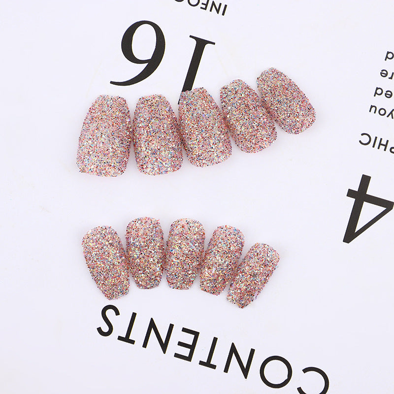 Glitzernde Kunstnägel im modernen Design Brehn