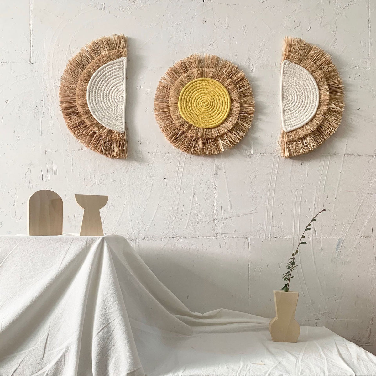 Dekorativer Wandschmuck mit Kunstfaser und Holzperlen Brehn