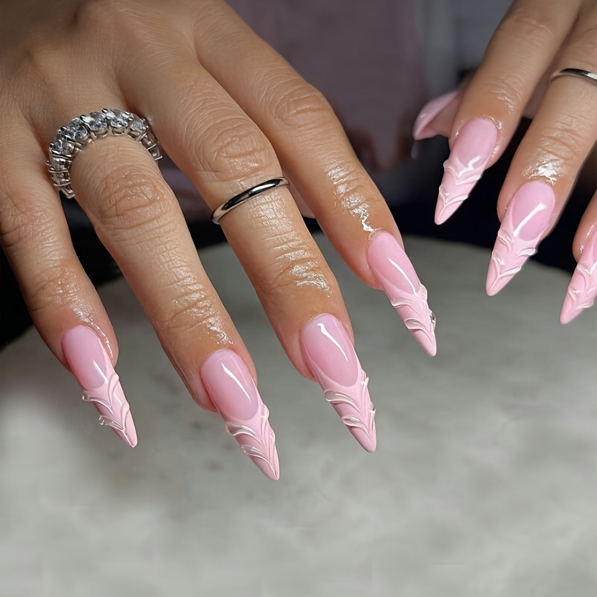 Kunstnagelset mit eleganten Spitzen und filigranem Design Brehn
