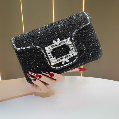 Glänzende, mit Kristallen verzierte Abend-Clutch