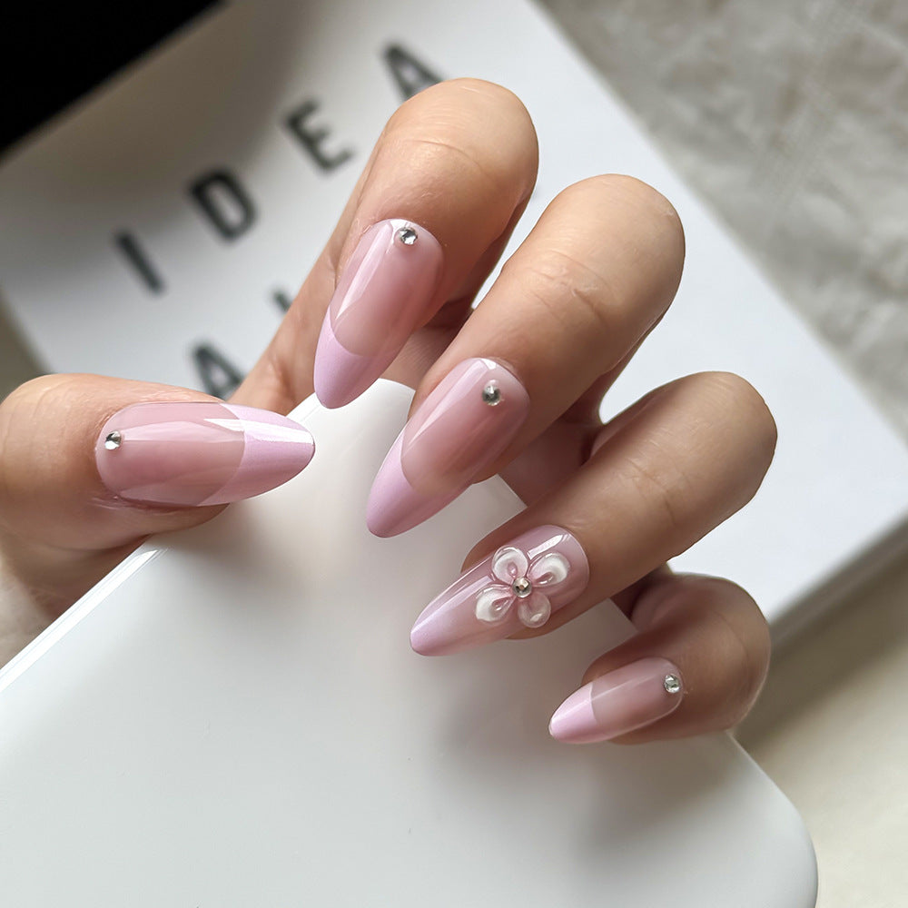 Elegante Press-On-Nagel-Set mit floralem Akzent Brehn