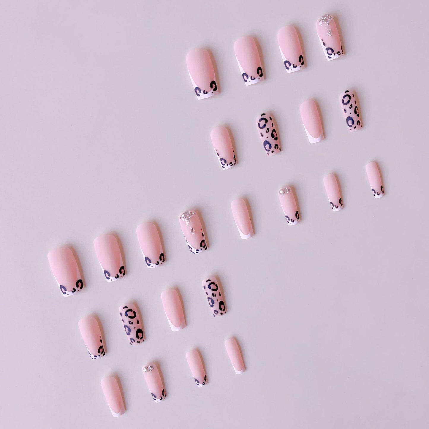 Kunstnagelset mit luxuriösem Leopardenmotiv und eleganten Glitzerakzenten Brehn