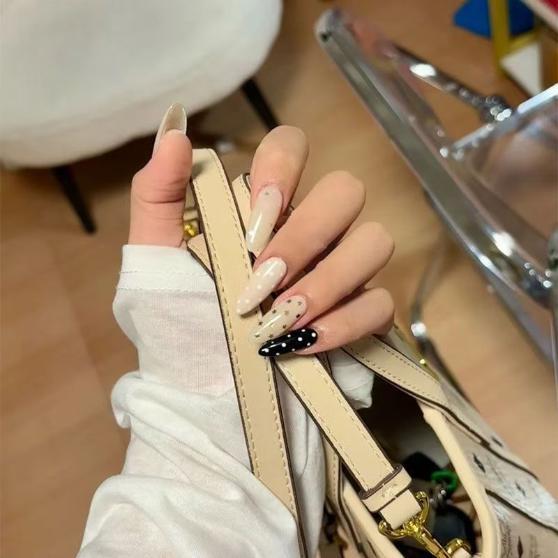 Stylisches Press-On Nagelset
