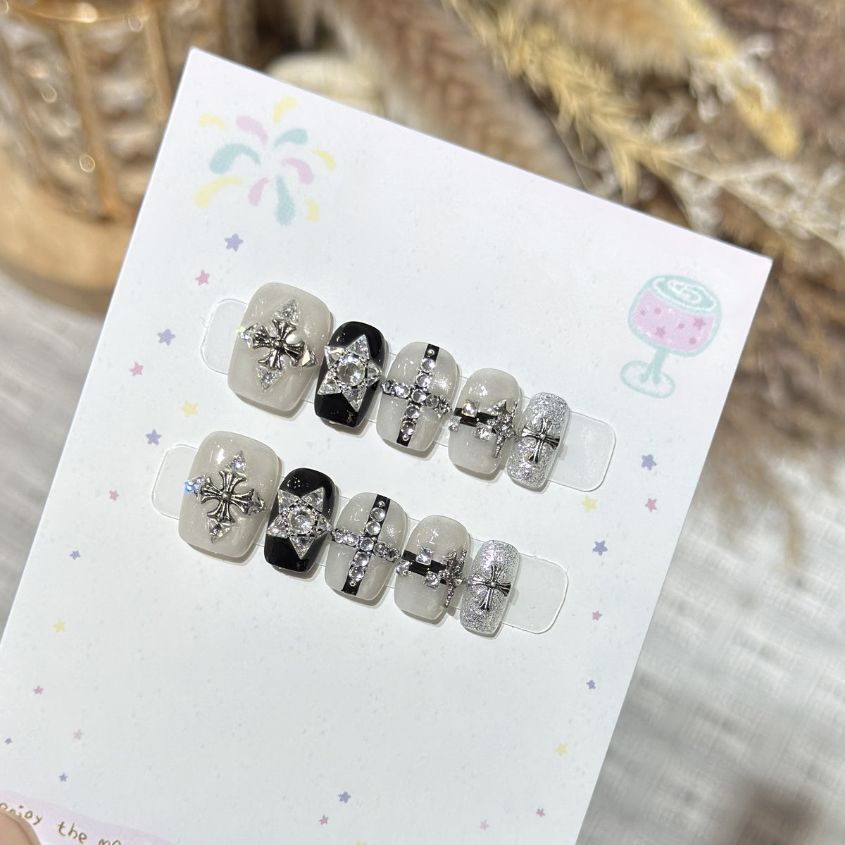 Künstlerisches Press-On Nagelkunst Set mit Edelsteinakzenten Brehn
