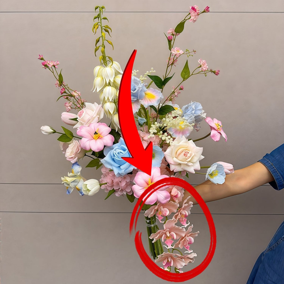 Lebensechter Blumenstrauß mit gemischten Blüten und Blattwerk