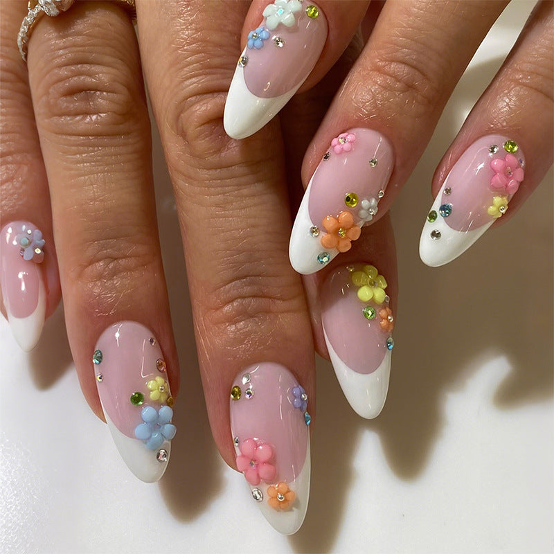 Kunstnagelset mit bunten Dekorationen Brehn