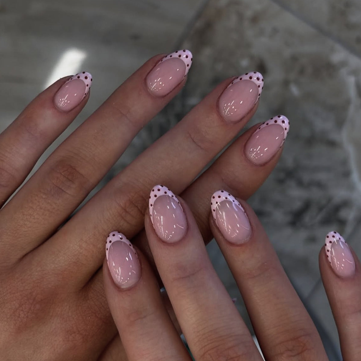 Künstliche Nagelkunst mit verspielten Punkten und Schleifen Brehn