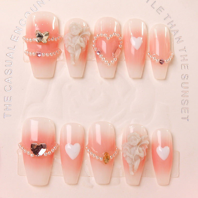 Kunstnagelset mit eleganten Perlenschmuck und romantischen Designs Brehn