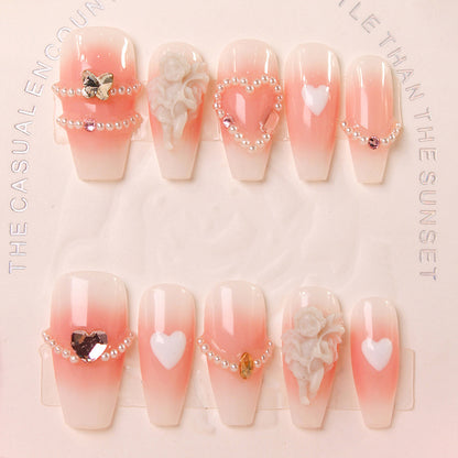 Kunstnagelset mit eleganten Perlenschmuck und romantischen Designs Brehn
