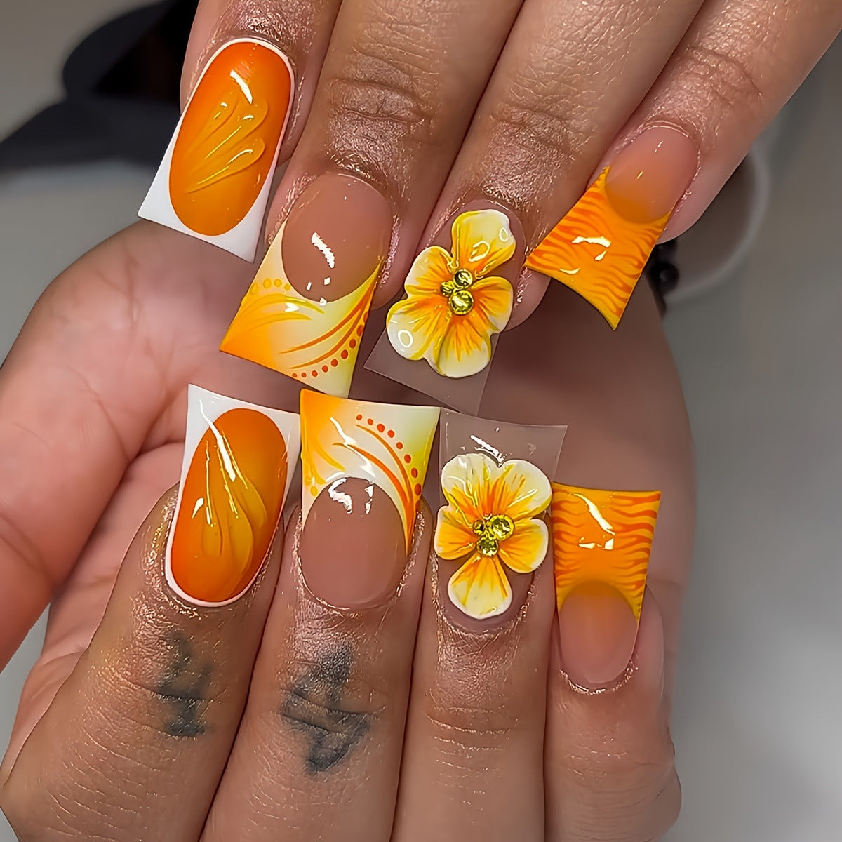 Künstlerisches Florales Press-On Nageldesign Brehn