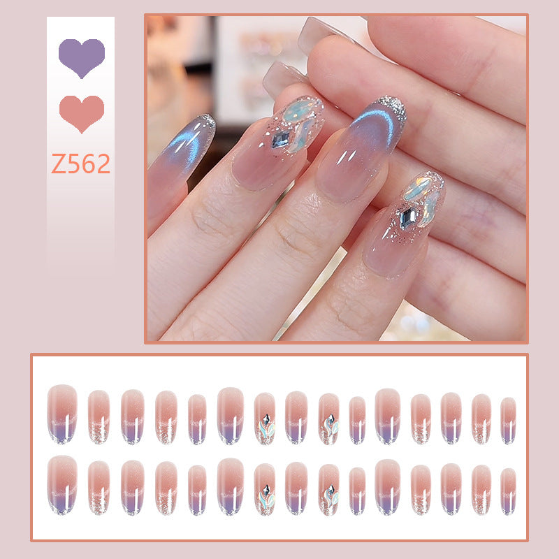 Kunstnagelset mit elegantem Glitzereffekt und verschönerten Applikationen Brehn