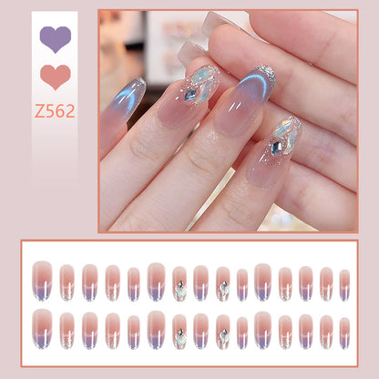 Kunstnagelset mit elegantem Glitzereffekt und verschönerten Applikationen Brehn