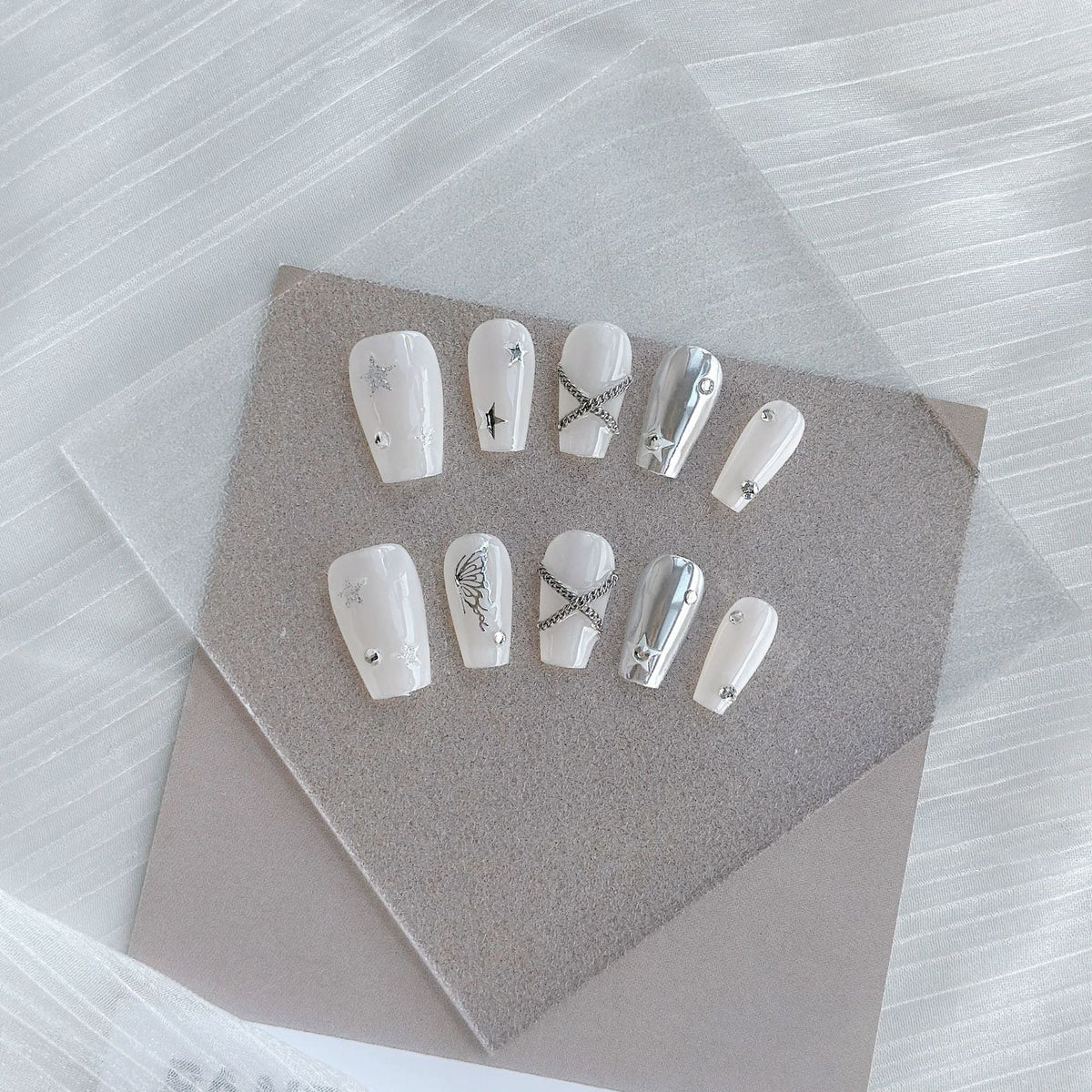 Künstlerisches Press-On-Nagelset mit eleganten silbernen Akzenten