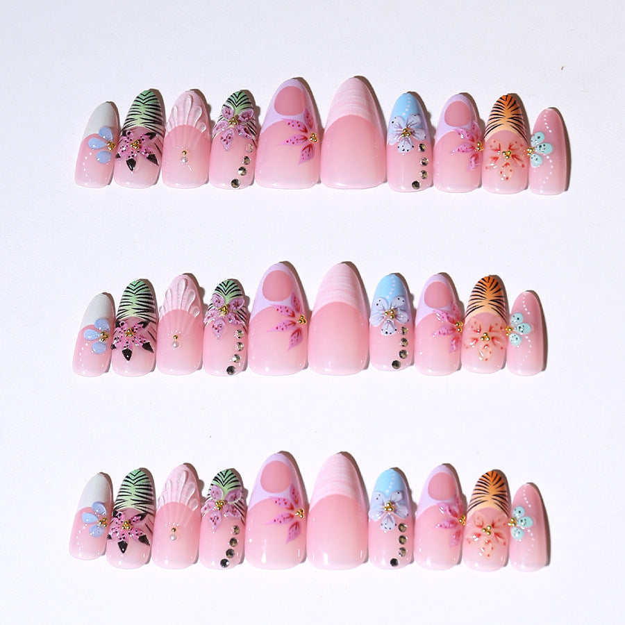Künstlerisches Floral Press-On Nageldesign Brehn