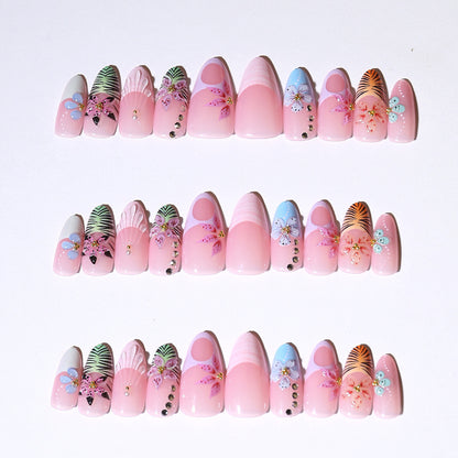 Künstlerisches Floral Press-On Nageldesign Brehn