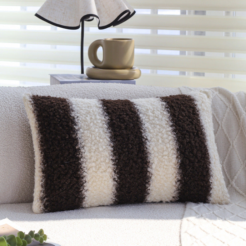 Quadratischer Kissenbezug aus Teddy‑Bouclé mit reliefierten Streifen und softem Flor Brehn