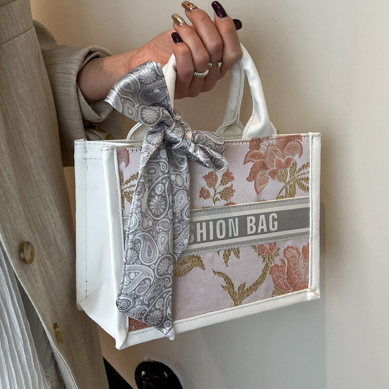 Strukturierte Handtasche mit modischem Band
