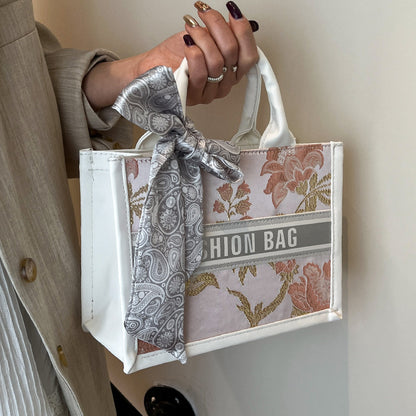 Strukturierte Handtasche mit modischem Band