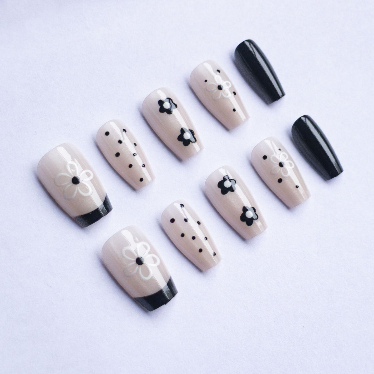 Stylisches Blumen-Nagelkunst-Set