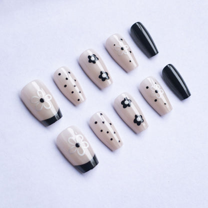 Stylisches Blumen-Nagelkunst-Set